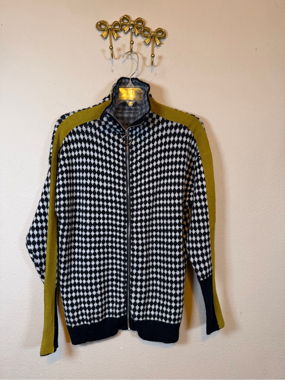 Black & White Houndstooth Zip Sweater w/Olive Accents. No material. Size M